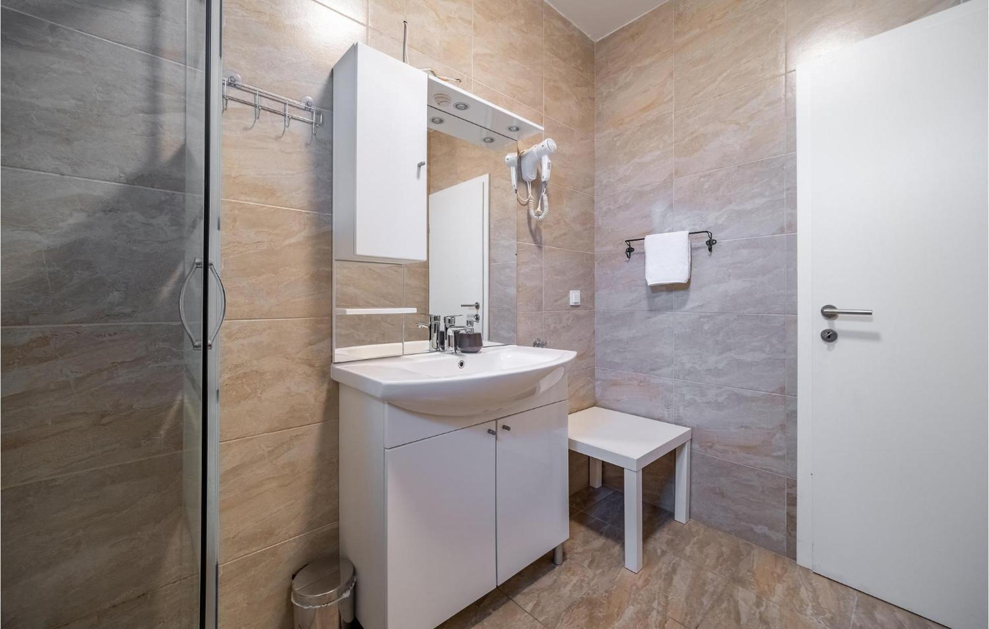 1 Bedroom Beautiful Apartment In Rakovica Exterior foto
