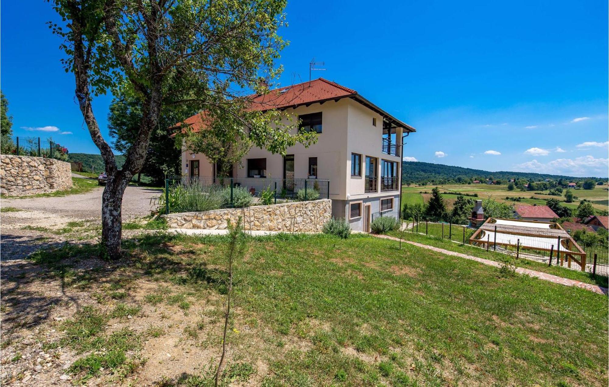 1 Bedroom Beautiful Apartment In Rakovica Exterior foto